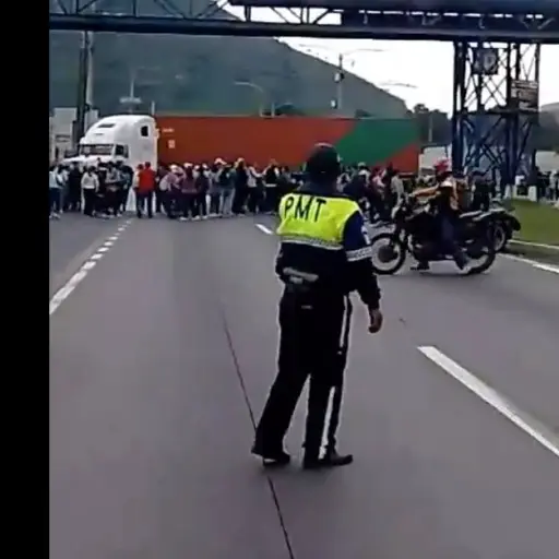 Un grupo de personas bloquea el paso en el Km. 37.5 de la ruta al Pacífico. ,PMT de Villa Nueva