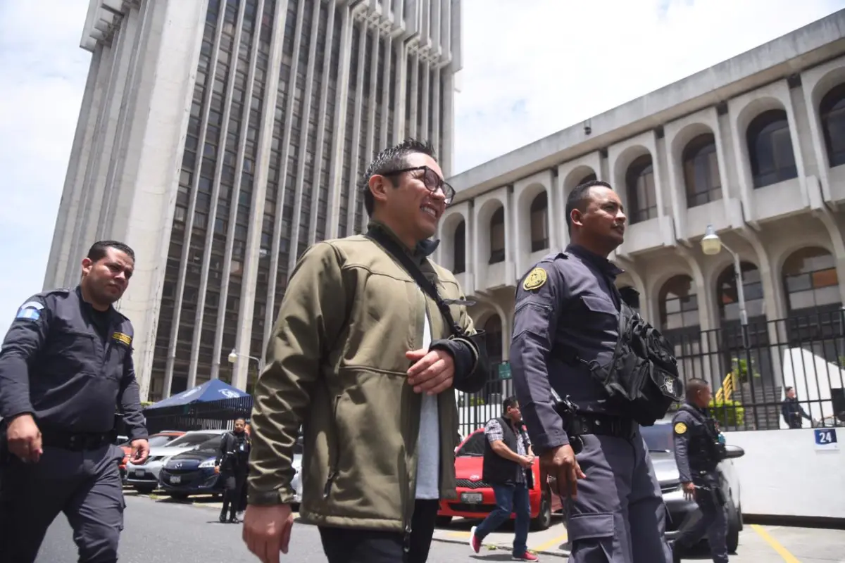 Melvin Quijivix, expresidente del INDE, a su salida de la Torre de Tribunales tras finalizar la audiencia donde fue ligado a proceso., Omar Solís/Emisoras Unidas