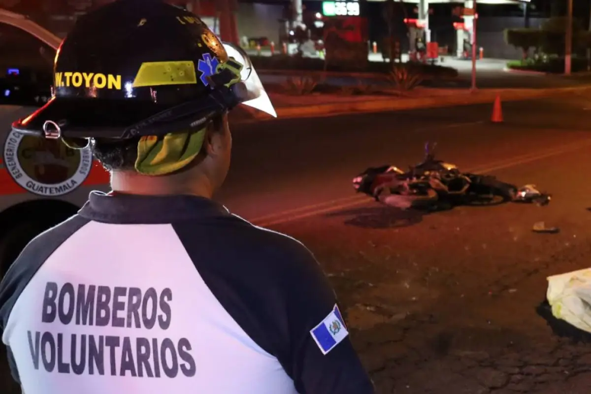 Área del accidente en zona 21., Bomberos Voluntarios