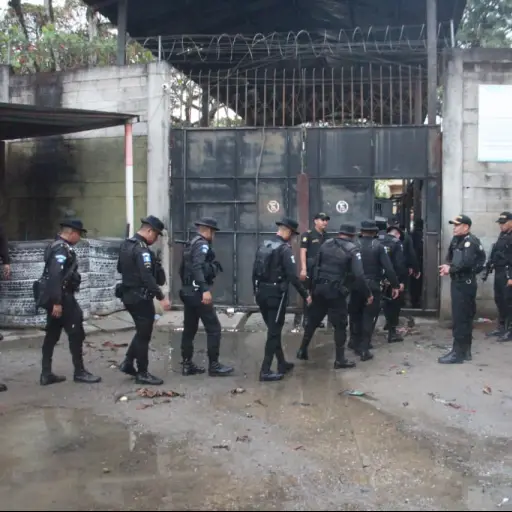 Fuerzas de seguridad ingresan al Centro de Rehabilitación de Puerto Barrios, Izabal, para realizar una requisa. ,de archivo: Gobierno