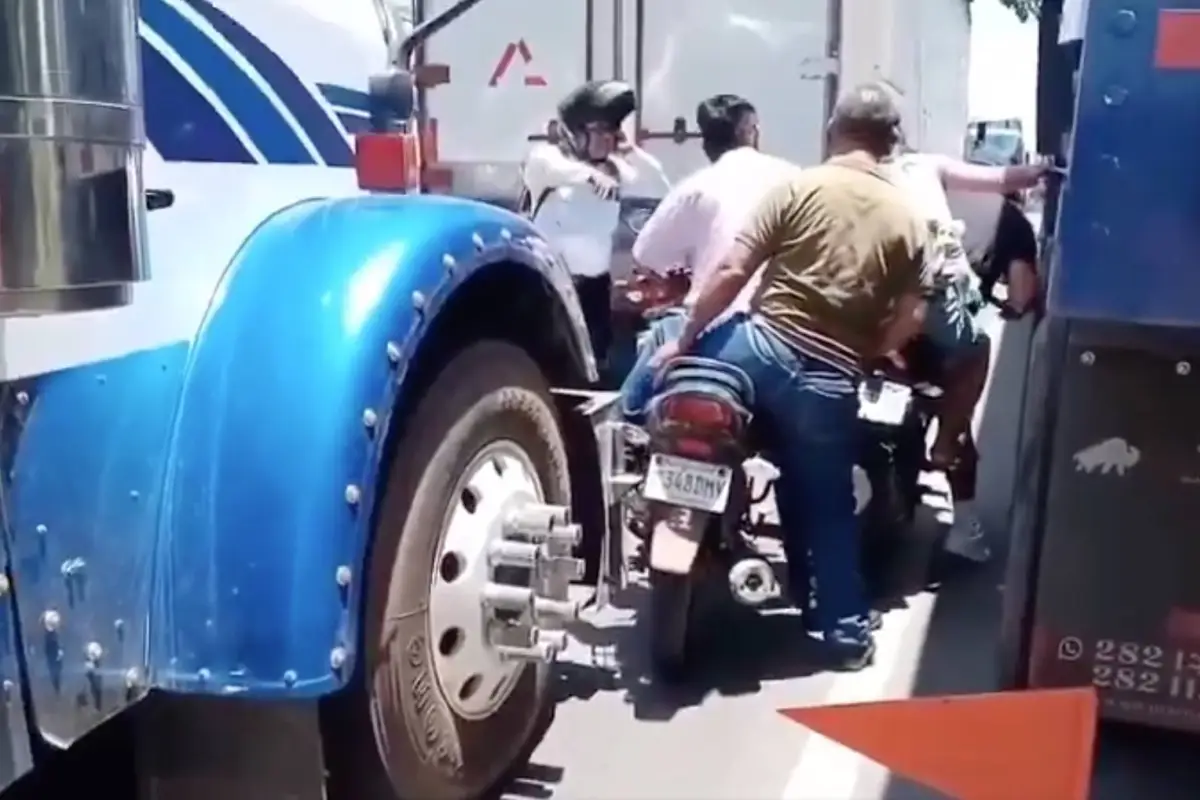 Motoristas con un niño quedan atrapados entre tráilers., Captura de pantalla video X.