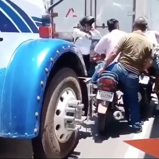 Motoristas con un niño quedan atrapados entre tráilers. ,Captura de pantalla video X.
