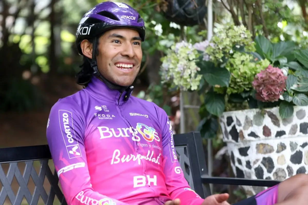  El ciclista guatemalteco Sergio Chumil, integrante del equipo español Burgos BH Burpellet, habla en entrevista con EFE. 