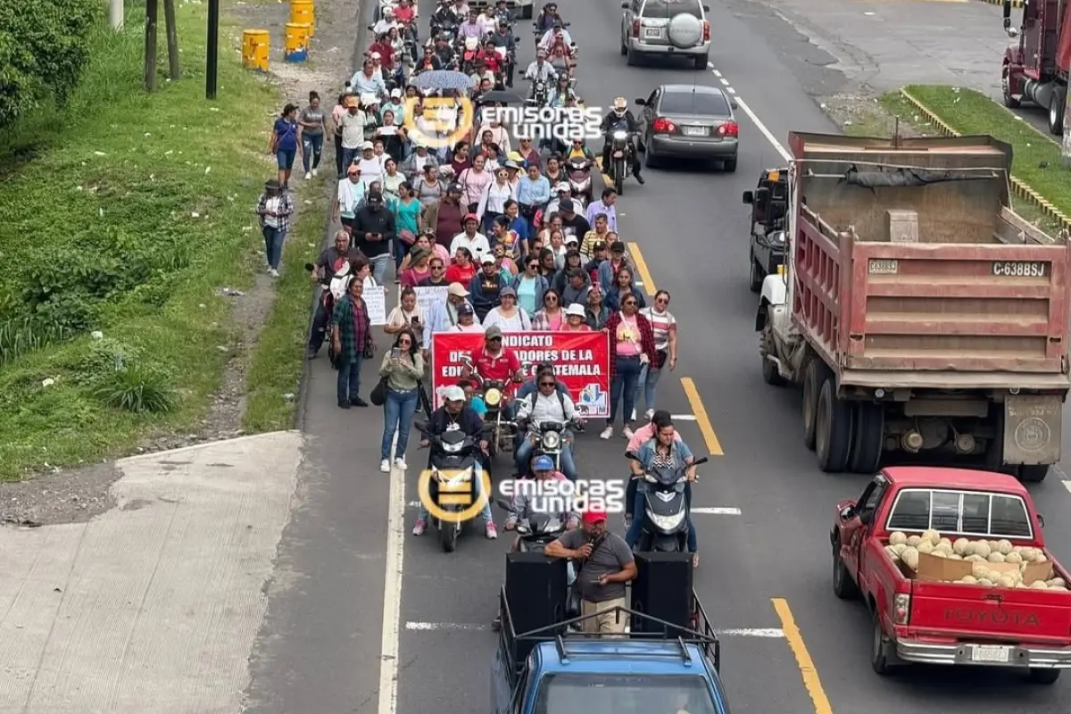 Un grupo de maestros integrantes del STEG participa en una caminata., Emisoras Unidas Costa Sur