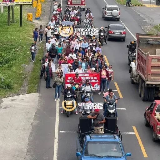 Un grupo de maestros integrantes del STEG participa en una caminata. ,Emisoras Unidas Costa Sur