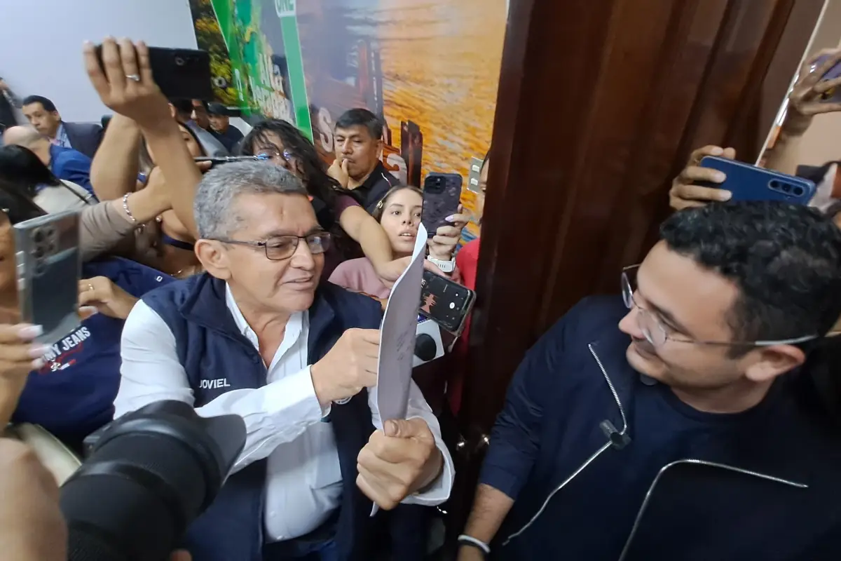 El dirigente magisterial Joviel Acevedo (i) y el diputado Samuel Pérez (d) en la sede del Congreso, donde se vivieron momentos de tensión., Omar Solís/Emisoras Unidas