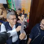 El dirigente magisterial Joviel Acevedo (i) y el diputado Samuel Pérez (d) en la sede del Congreso, donde se vivieron momentos de tensión. ,Omar Solís/Emisoras Unidas