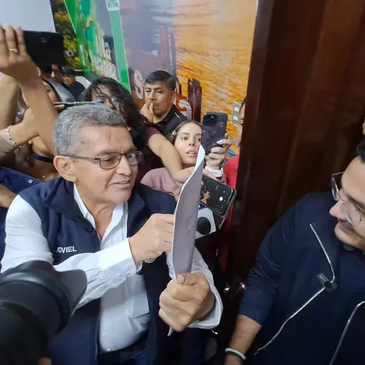 El dirigente magisterial Joviel Acevedo (i) y el diputado Samuel Pérez (d) en la sede del Congreso, donde se vivieron momentos de tensión. ,Omar Solís/Emisoras Unidas