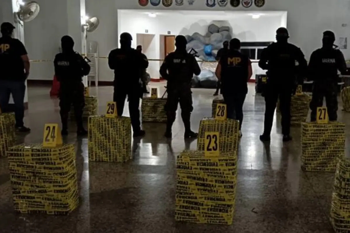 Las autoridades hallaron 1 mil 500 paquetes con droga en la embarcación., Ministerio Público