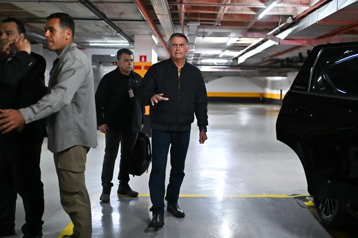 Le colocan tobillera electrónica al expresidente de Brasil, Jair Bolsonaro, EFE