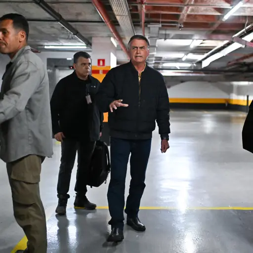 Le colocan tobillera electrónica al expresidente de Brasil, Jair Bolsonaro ,EFE