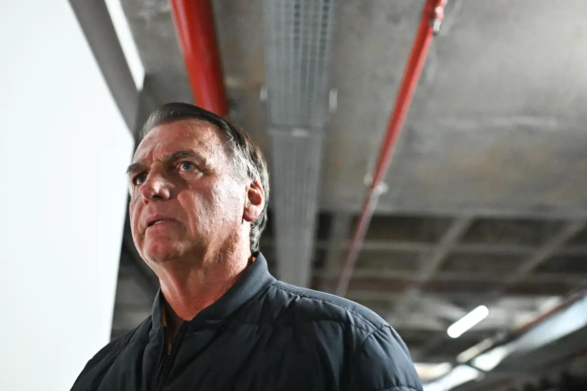 Le colocan tobillera electrónica al expresidente de Brasil, Jair Bolsonaro, EFE