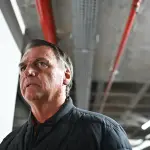 Le colocan tobillera electrónica al expresidente de Brasil, Jair Bolsonaro ,EFE