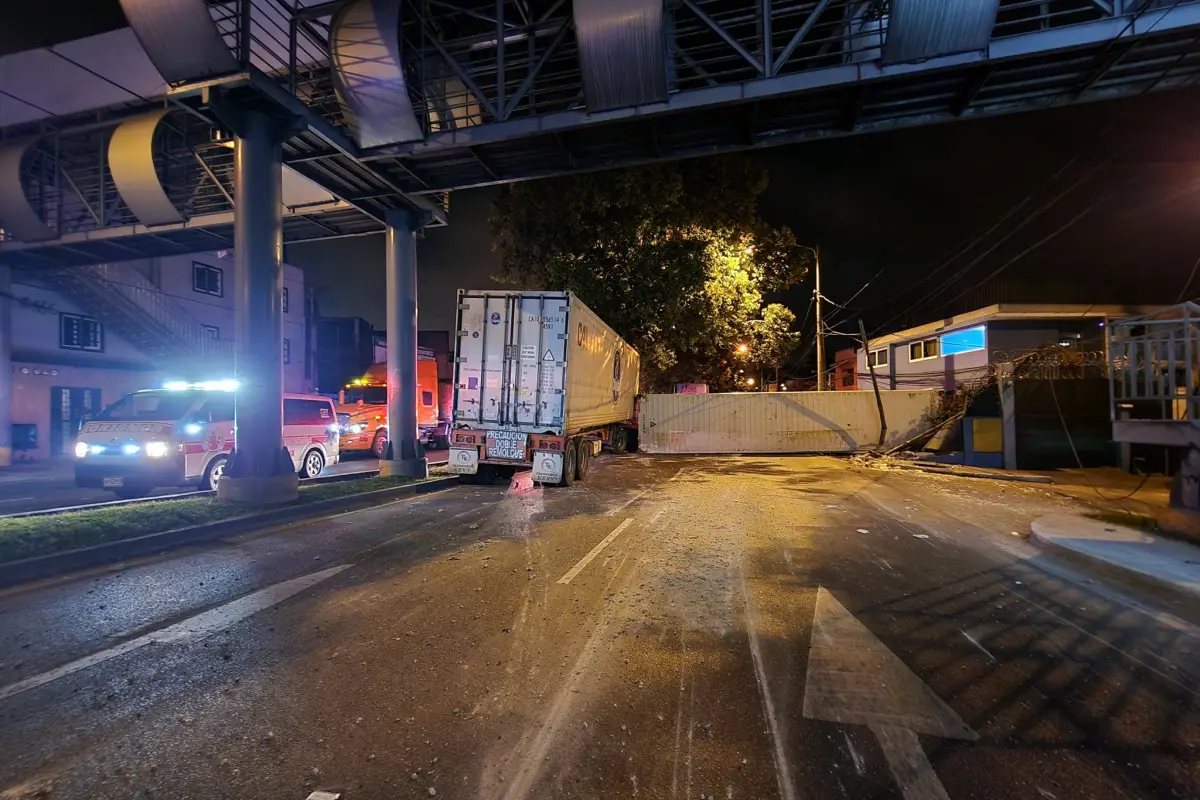 El contenedor causó daños en una vivienda., Redes sociales.