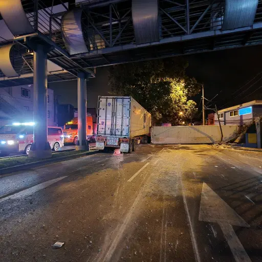 El contenedor causó daños en una vivienda. ,Redes sociales.