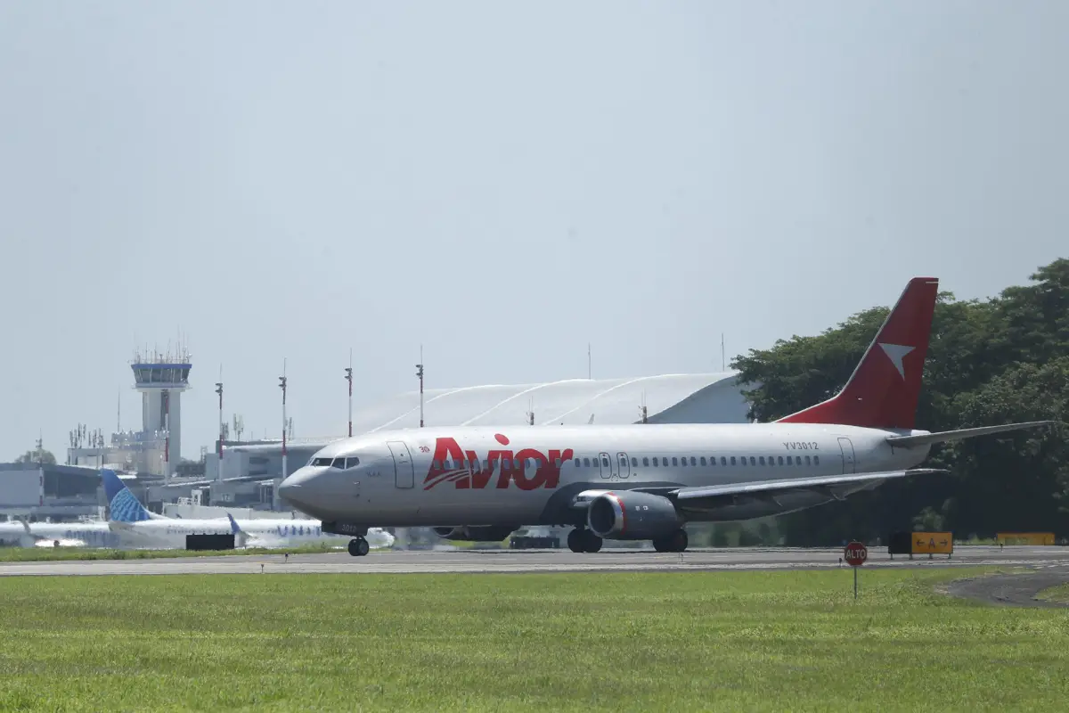Fotografía de un avión que transporta a venezolanos detenidos en El Salvador con destino a Venezuela este viernes en el aeropuerto Internacional San Oscar Romero, en San Luis Talpa (El Salvador),  EFE/ Rodrigo Sura
