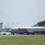 Fotografía de un avión que transporta a venezolanos detenidos en El Salvador con destino a Venezuela este viernes en el aeropuerto Internacional San Oscar Romero, en San Luis Talpa (El Salvador) , EFE/ Rodrigo Sura
