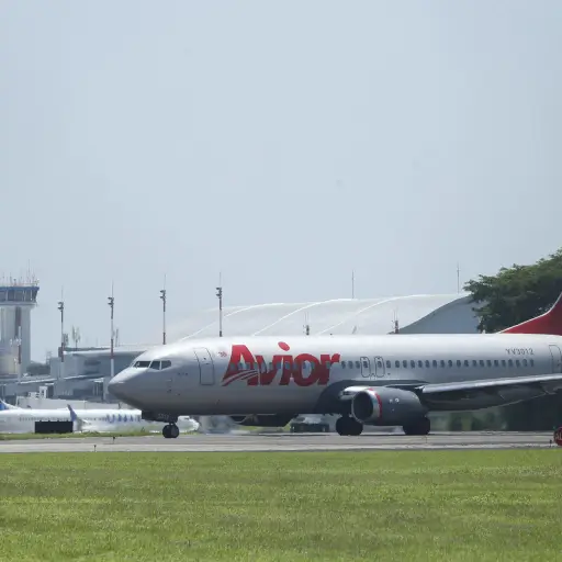 Fotografía de un avión que transporta a venezolanos detenidos en El Salvador con destino a Venezuela este viernes en el aeropuerto Internacional San Oscar Romero, en San Luis Talpa (El Salvador) , EFE/ Rodrigo Sura