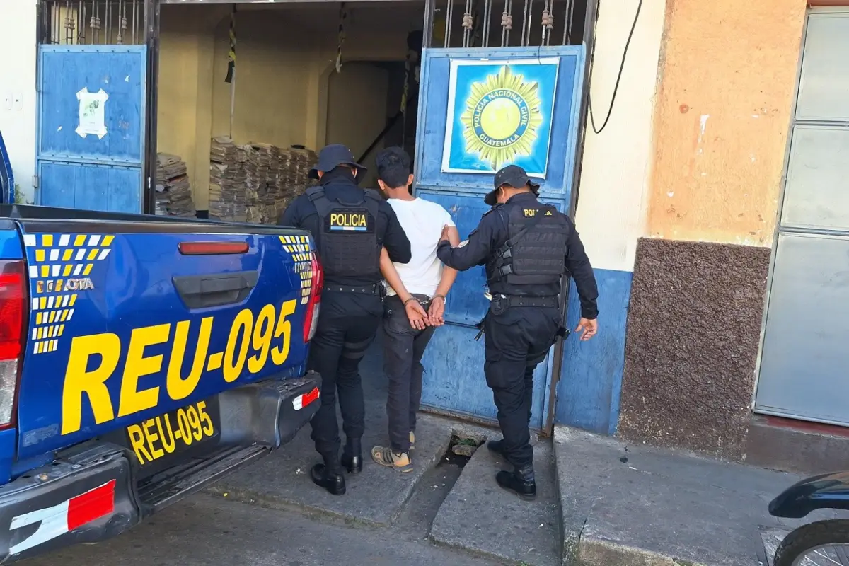 Uno de los detenidos fue llevado ante la justicia y otro a un hospital por tener una herida en el brazo izquierdo., PNC de Guatemala.