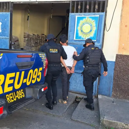 Uno de los detenidos fue llevado ante la justicia y otro a un hospital por tener una herida en el brazo izquierdo. ,PNC de Guatemala.