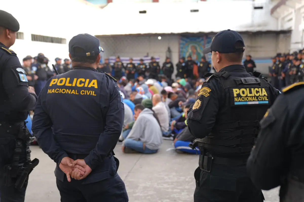 La PNC ingresó al centro de privación de libertad desde muy temprano., PNC de Guatemala.