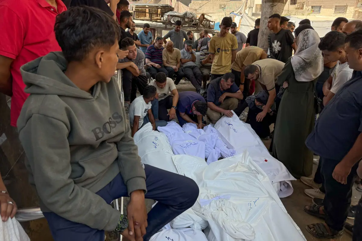 Imagen reciente de palestinos que lloran a sus muertos tras un ataque israelí,  EFE/ Ahmad Awad
