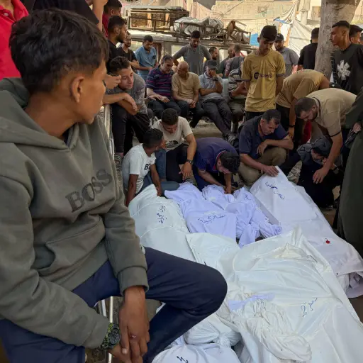 Imagen reciente de palestinos que lloran a sus muertos tras un ataque israelí , EFE/ Ahmad Awad