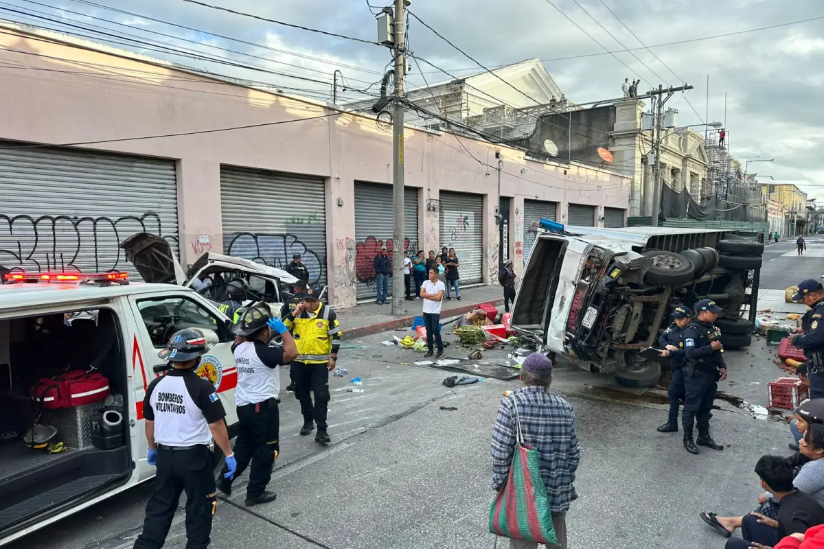 Los vehiculos quedaron totalmente destruidos frente al Congreso de la República., Bomberos Voluntarios.
