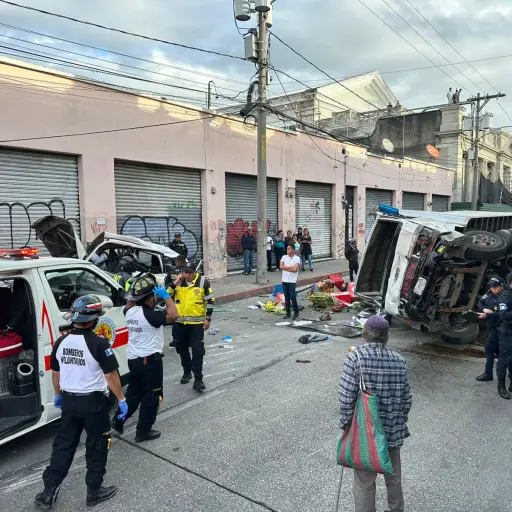 Los vehiculos quedaron totalmente destruidos frente al Congreso de la República. ,Bomberos Voluntarios.