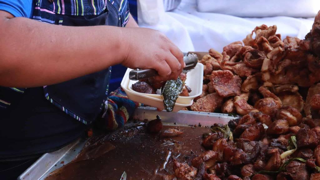 Feria del Chicharrón pone sabor al Parque Central de Mixco | Álex Meoño