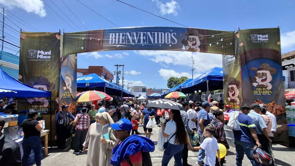 Feria del Chicharrón pone sabor al Parque Central de Mixco | Álex Meoño