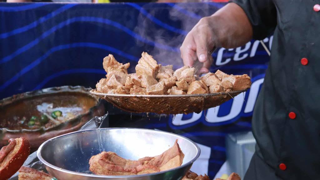 Feria del Chicharrón pone sabor al Parque Central de Mixco | Álex Meoño