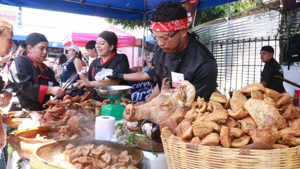 Feria del Chicharrón pone sabor al Parque Central de Mixco | Álex Meoño