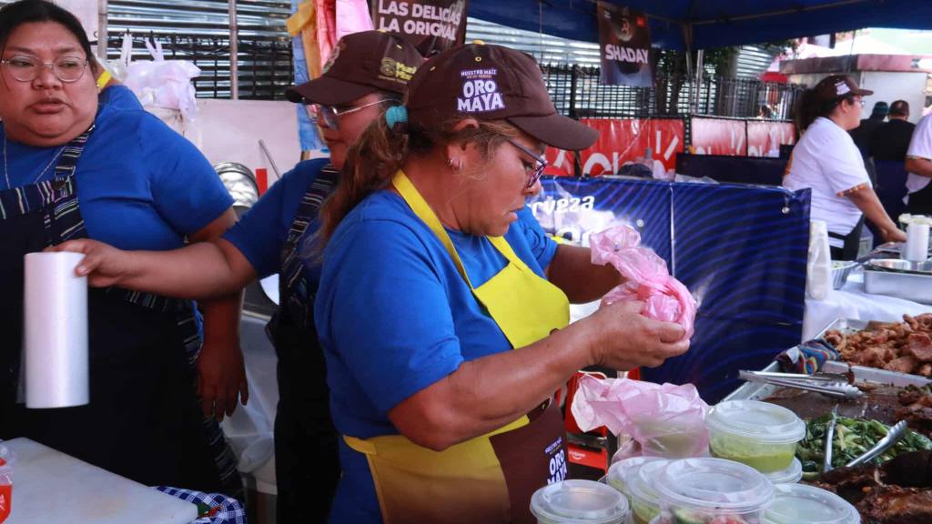 Feria del Chicharrón pone sabor al Parque Central de Mixco | Álex Meoño