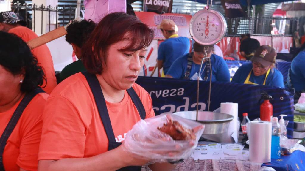Feria del Chicharrón pone sabor al Parque Central de Mixco | Álex Meoño