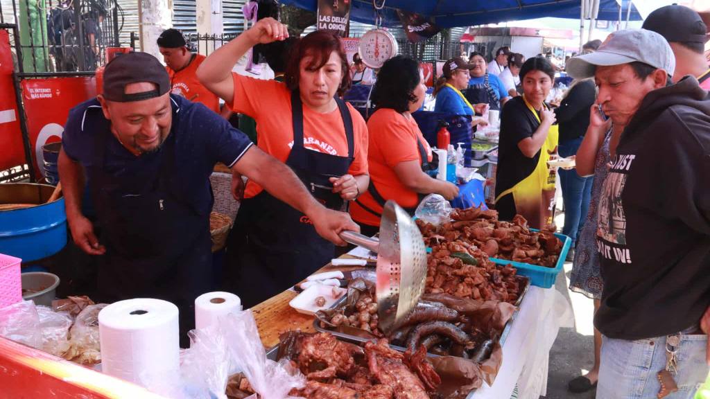 Feria del Chicharrón pone sabor al Parque Central de Mixco | Álex Meoño