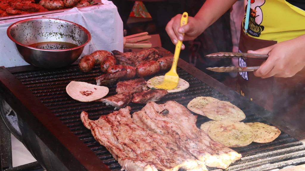 Feria del Chicharrón pone sabor al Parque Central de Mixco | Álex Meoño