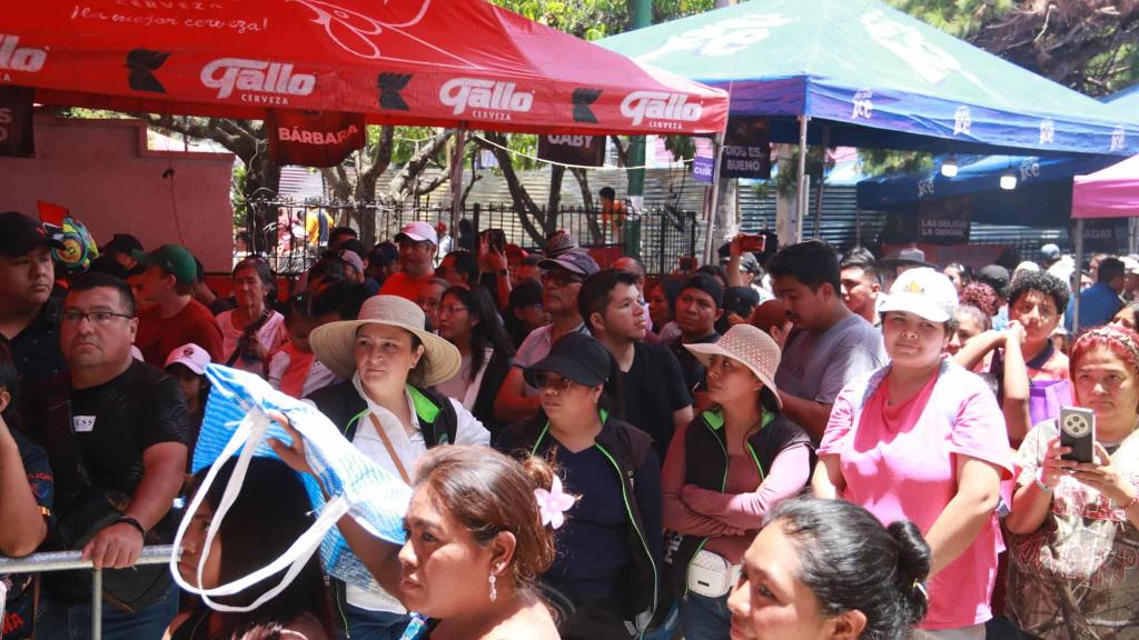 Feria del Chicharrón pone sabor al Parque Central de Mixco | Álex Meoño