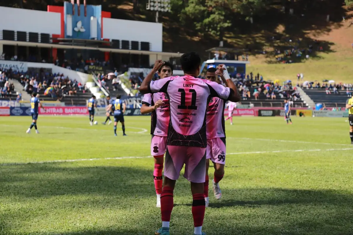 Celebración de Mixco ante Cobán Imperial - Deportivo Mixco