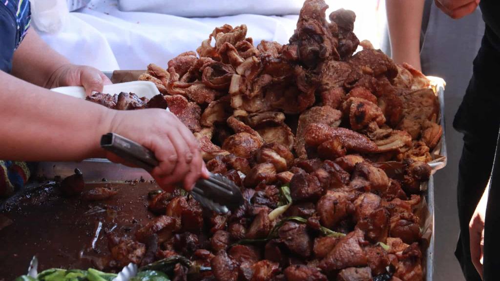 Feria del Chicharrón pone sabor al Parque Central de Mixco | Álex Meoño