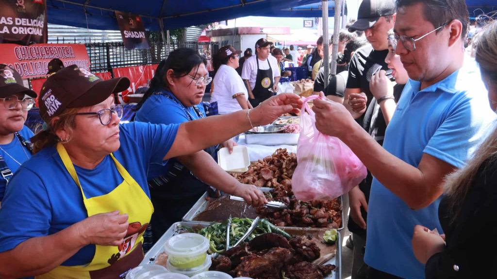 Feria del Chicharrón pone sabor al Parque Central de Mixco | Álex Meoño