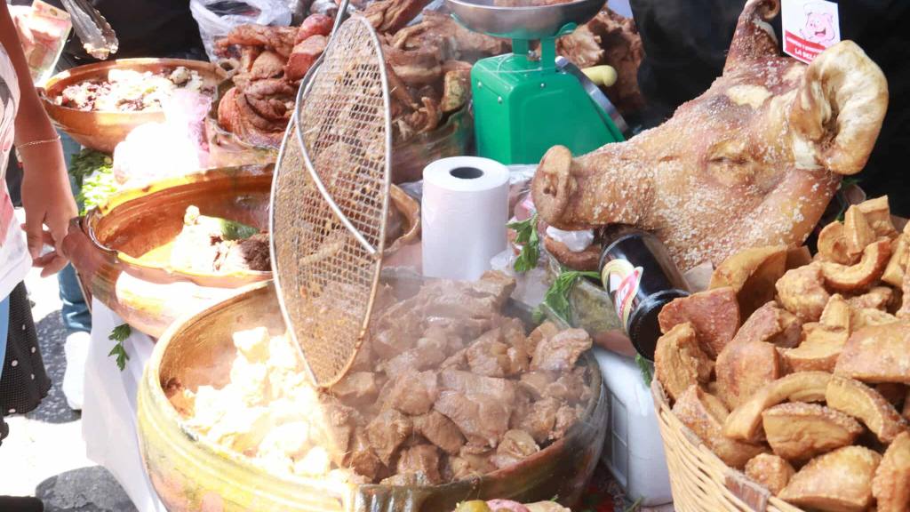 Feria del Chicharrón pone sabor al Parque Central de Mixco | Álex Meoño