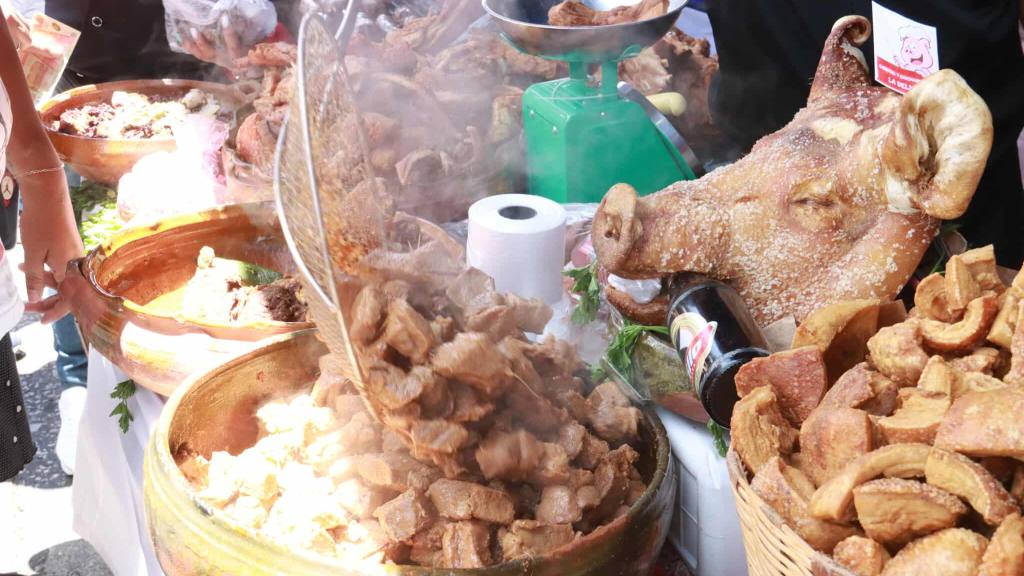 Feria del Chicharrón pone sabor al Parque Central de Mixco | Álex Meoño