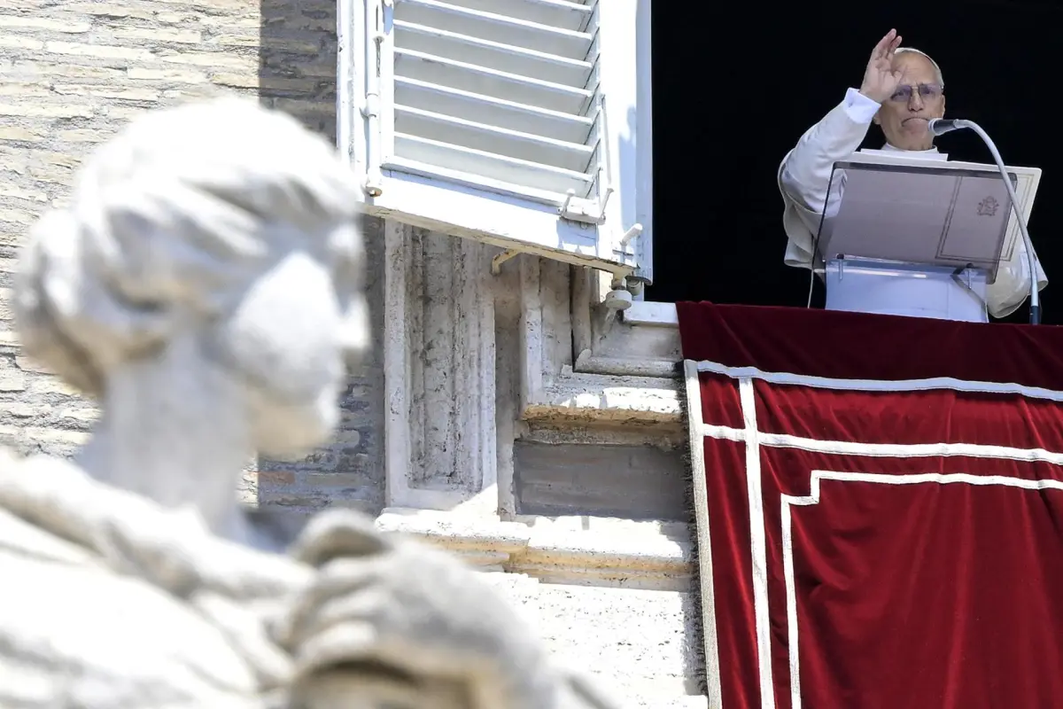 El papa León XIV reza el Angelus este domingo en la plaza de San Pedro, en el Vaticano,  EFE/EPA/RICCARDO ANTIMIANI
