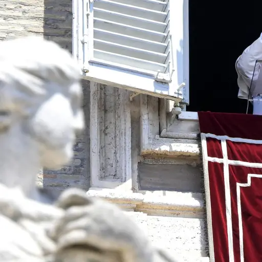 El papa León XIV reza el Angelus este domingo en la plaza de San Pedro, en el Vaticano , EFE/EPA/RICCARDO ANTIMIANI