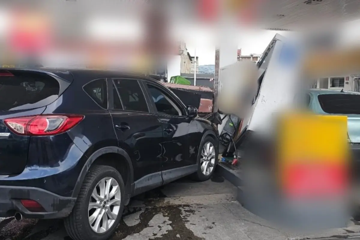Momentos de pánico vivieron las personas que se encontraban en una gasolinera, al ser testigos directos del peligroso accidente., Bomberos Municipales. 