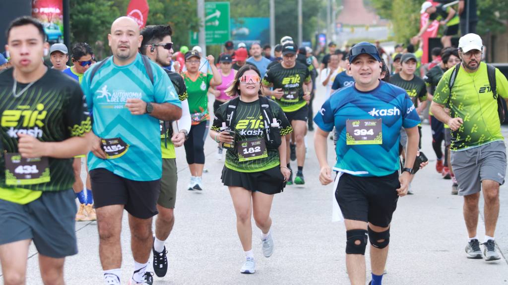 Este domingo 6 de julio, el Boulevard El Naranjo se llenó de energía, entusiasmo y espíritu deportivo con la realización de la segunda edición de la carrera 21K organizada por la Municipalidad de Mixco. | Alex Meoño