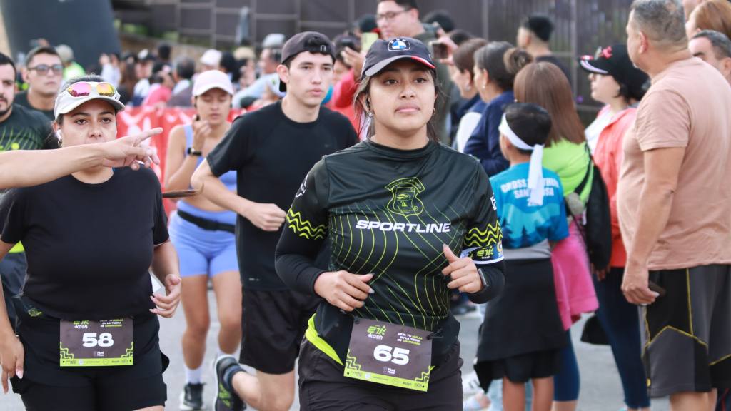 Este domingo 6 de julio, el Boulevard El Naranjo se llenó de energía, entusiasmo y espíritu deportivo con la realización de la segunda edición de la carrera 21K organizada por la Municipalidad de Mixco. | Alex Meoño