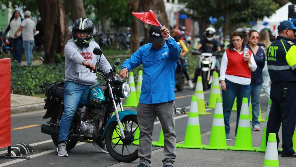 Taller Vidas en Ruta congrega a miles de motoristas | Álex Meoño