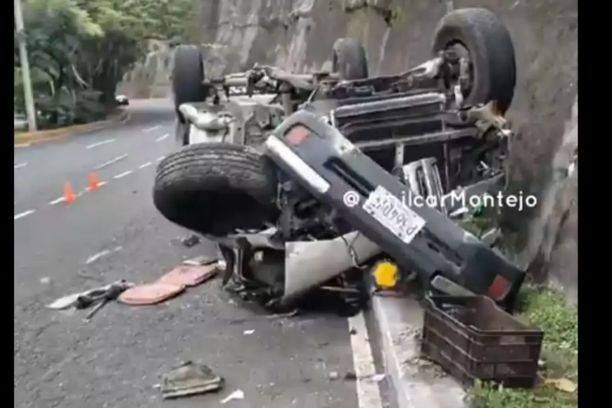 Grúas movieron los carros que se accidentaron en el bulevar Cayalá. , Captura de pantalla. 